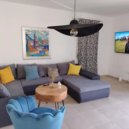 Seefor Apartment *